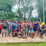 Camat Penajam Turun Langsung Gotong Royong Bersihkan Sungai di Kelurahan Nenang